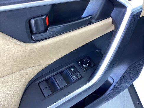Used 2019 Toyota RAV4 LE image 21