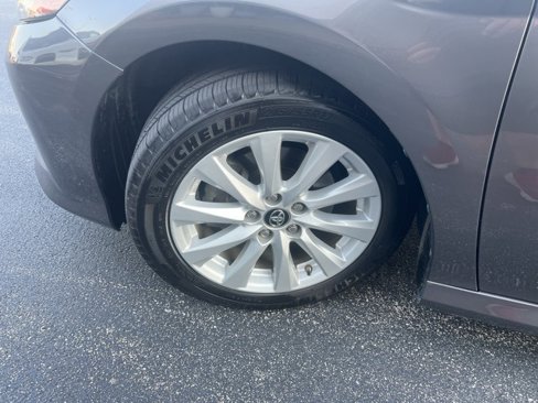 Used 2018 Toyota Camry LE image 13