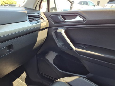Used 2019 Volkswagen Tiguan SE image 19