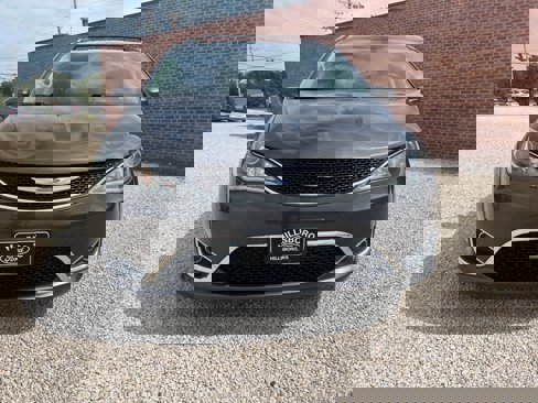 Used 2018 Chrysler Pacifica Touring-L image 13