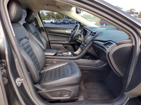 Used 2017 Ford Fusion SE w/ Fusion SE Technology Package image 9