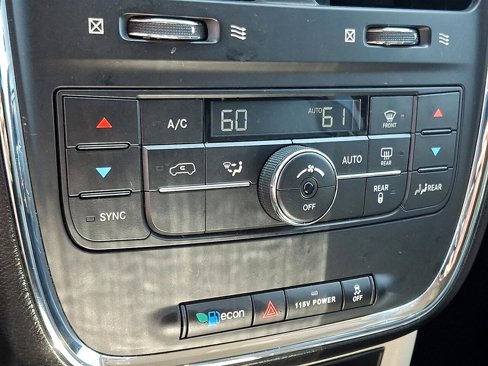 Used 2016 Chrysler Town & Country Touring image 19