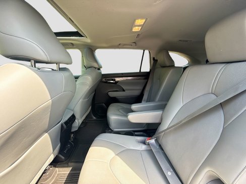 Used 2023 Toyota Highlander Limited image 25