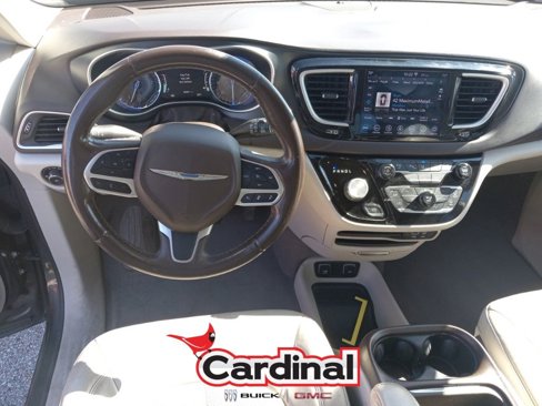 Used 2020 Chrysler Pacifica Touring-L w/ Tire & Wheel Group image 26