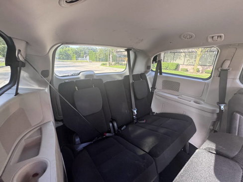 Used 2018 Dodge Grand Caravan SE w/ UConnect Hands-Free Group image 22