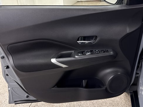 Used 2023 Nissan Kicks SV image 3