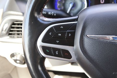 Used 2019 Chrysler Pacifica Touring-L image 15