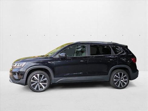 Used 2024 Volkswagen Taos SE w/ Panoramic Sunroof Package image 4