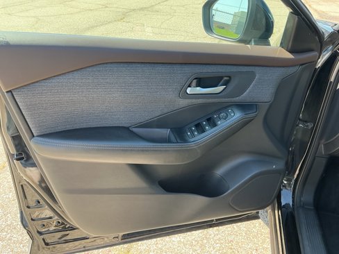 Used 2021 Nissan Rogue SV image 16