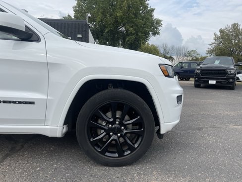 Used 2018 Jeep Grand Cherokee Altitude image 2