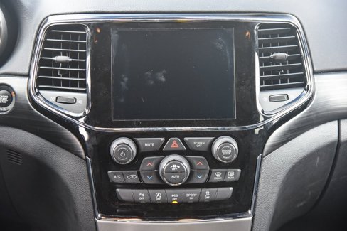 Used 2019 Jeep Grand Cherokee Laredo w/ 18" Wheel & 8.4" Radio Group image 16