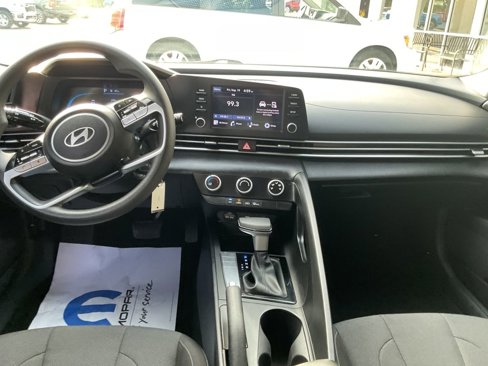 Used 2024 Hyundai Elantra SE image 12