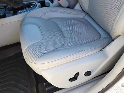 Used 2019 Jeep Cherokee Limited image 7