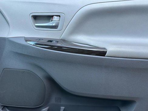 Used 2016 Toyota Sienna XLE image 13