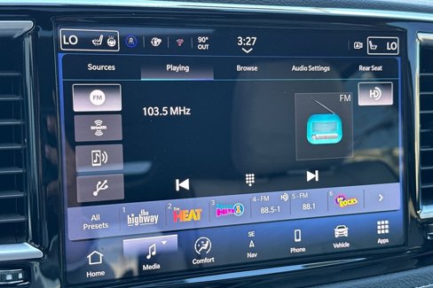 Used 2021 Chrysler Pacifica Limited w/ Uconnect Theater Family Group image 21