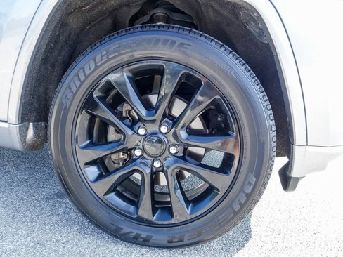 Used 2019 Jeep Grand Cherokee Altitude image 4