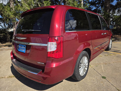Used 2016 Chrysler Town & Country Limited image 5