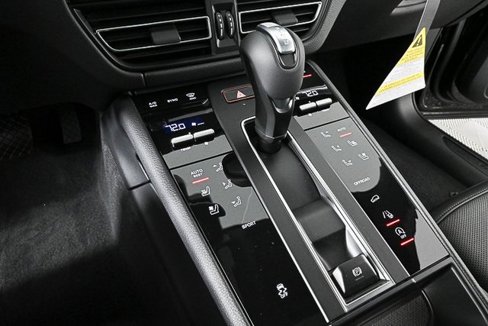 Certified 2025 Porsche Macan image 16