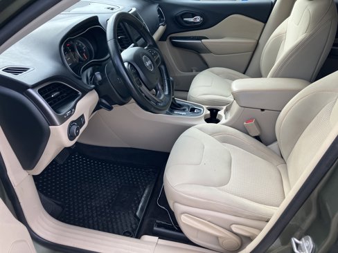 Used 2019 Jeep Cherokee Latitude w/ Cold Weather Group image 12