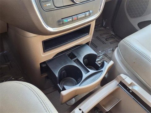 Used 2016 Chrysler Town & Country Touring image 14