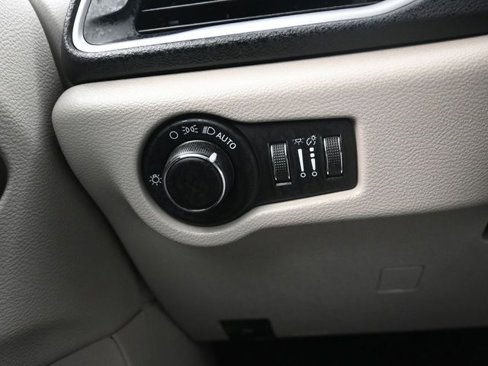 Used 2020 Chrysler Voyager Lxi image 15