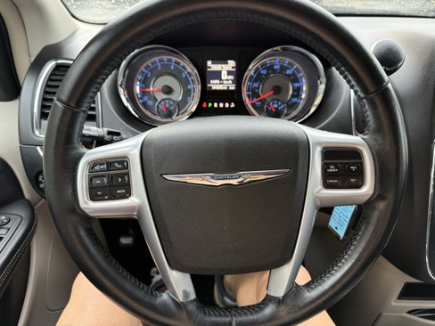 Used 2014 Chrysler Town & Country Touring image 18