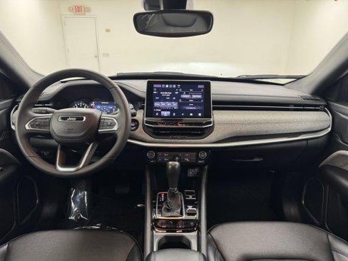 Used 2024 Jeep Compass Latitude image 17