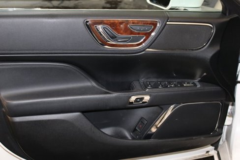 Used 2018 Lincoln Continental Premiere image 17