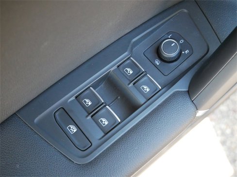 Used 2018 Volkswagen Tiguan SE w/ Panoramic Sunroof Package image 13