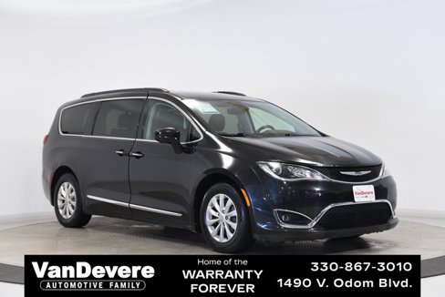 Used 2017 Chrysler Pacifica Touring-L image 1