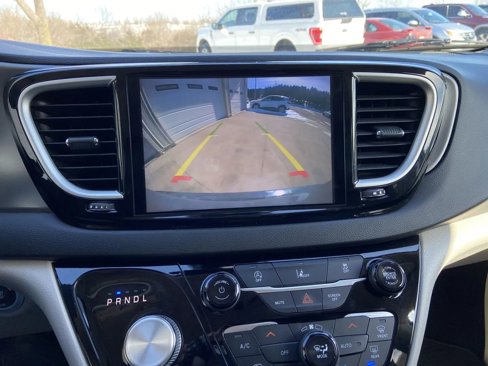 Used 2022 Chrysler Pacifica Touring-L image 19