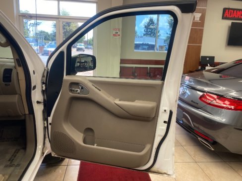 Used 2012 Nissan Frontier SV image 11