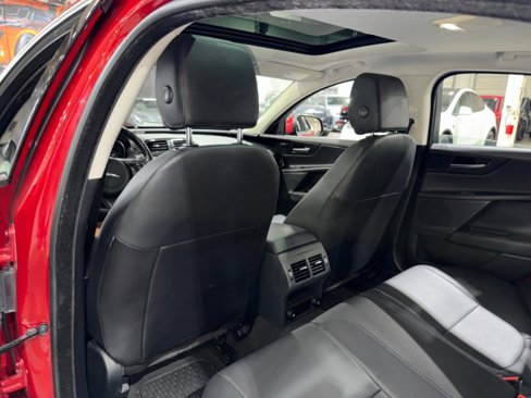 Used 2018 Jaguar XE Premium image 11