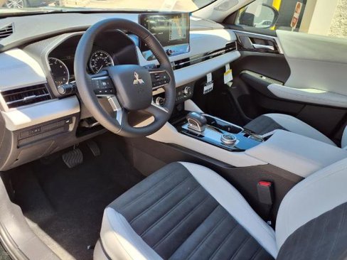 New 2025 Mitsubishi Outlander SE image 12