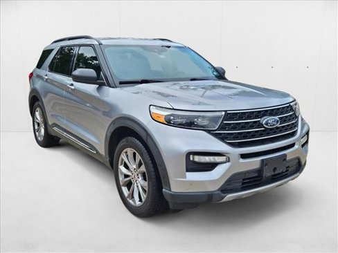 Used 2021 Ford Explorer XLT w/ Equipment Group 202A image 3