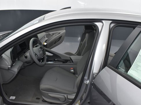 Used 2025 Hyundai Elantra SE image 12