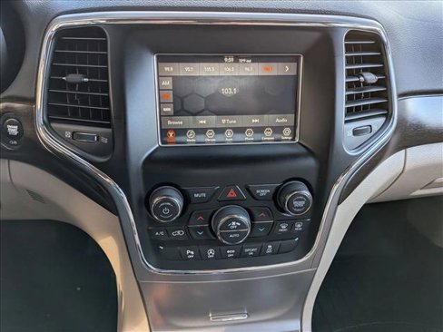Used 2018 Jeep Grand Cherokee Laredo image 15