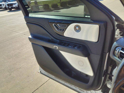 Used 2020 Lincoln Aviator Reserve image 12