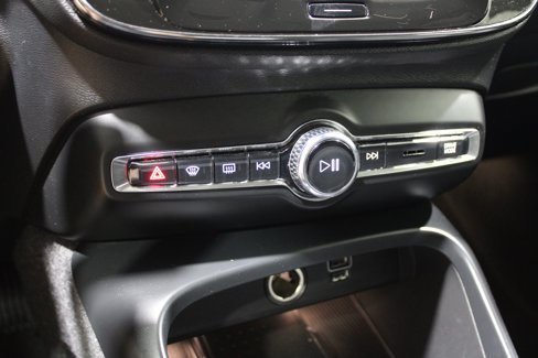 Used 2022 Volvo XC40 T4 Momentum image 14