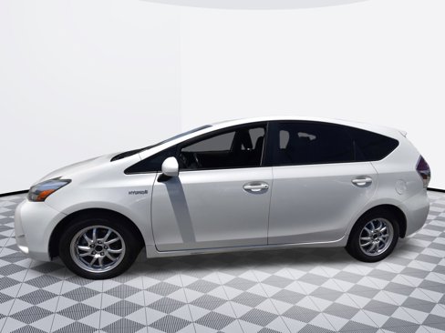 Used 2017 Toyota Prius V Two image 7