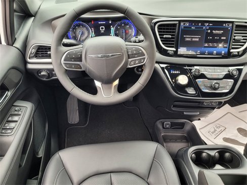 New 2025 Chrysler Voyager LX image 9