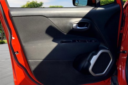 Used 2017 Jeep Renegade Latitude w/ Cold Weather Group image 19