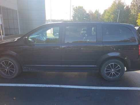 Used 2017 Dodge Grand Caravan GT image 3