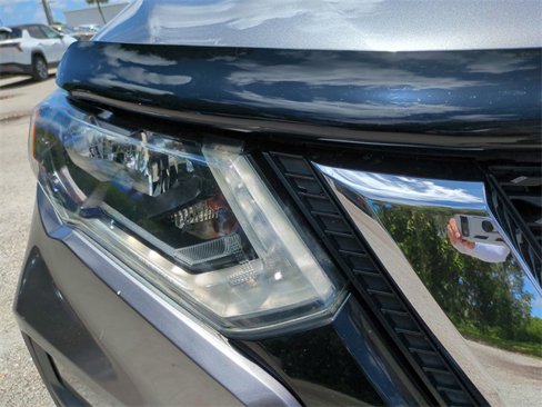 Used 2017 Nissan Rogue SV image 10