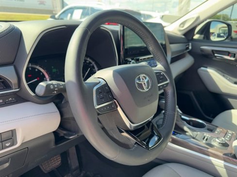 Used 2021 Toyota Highlander Limited image 15