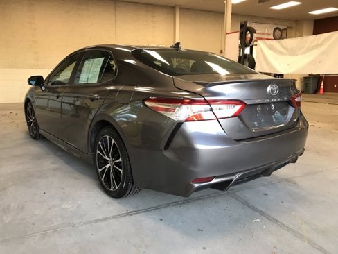 Certified 2020 Toyota Camry SE image 5