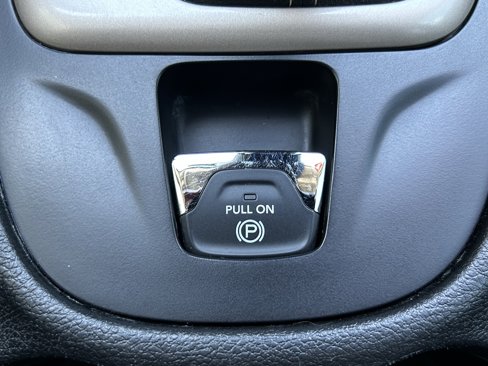 Used 2017 Jeep Cherokee Latitude w/ Safety/Convenience Group image 33