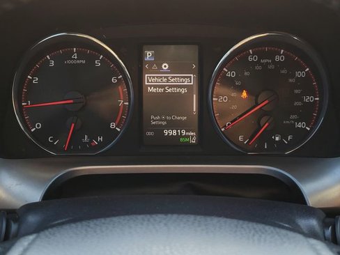 Used 2018 Toyota RAV4 SE image 32
