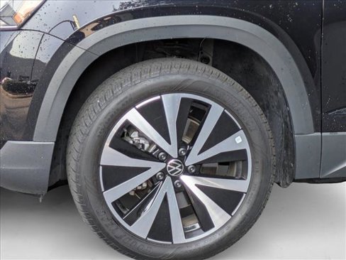 Used 2024 Volkswagen Taos SE w/ Panoramic Sunroof Package image 9