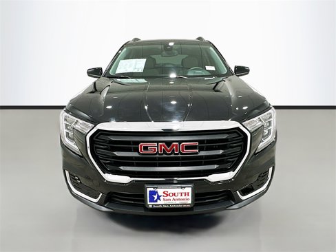 Used 2024 GMC Terrain SLE w/ Driver Convenience Package image 2